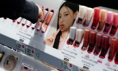 Mỹ phẩm và thời trang Hàn Quốc đối phó với “bão thuế quan”