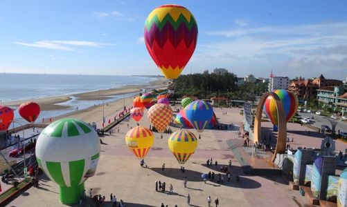 Các địa phương miền Bắc “nóng” dần mùa du lịch biển