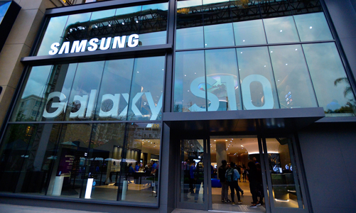 Đối thủ lớn nhất của iPhone nắm lợi thế giữa cơn bão thuế quan của Mỹ