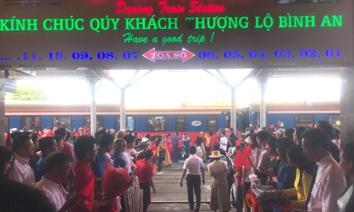 Đón, tiễn gần 900 hành khách trên “Đoàn tàu Thống Nhất”-“Biểu tường Hòa bình” tại ga Đà Nẵng