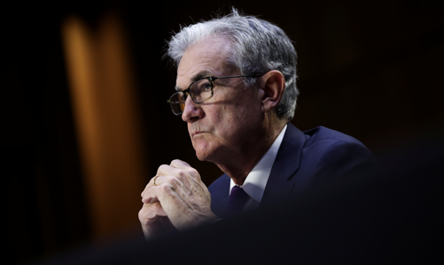 Giảm hay giữ nguyên lãi suất: Fed đang bối rối vì tác động của thuế quan