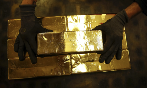 Giá vàng gắng cầm cự mốc 3.300 USD/oz nhờ đồng USD hồi phục