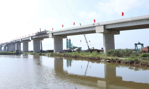 Hợp long cây cầu hơn 680 tỷ nối Ninh Bình - Nam Định