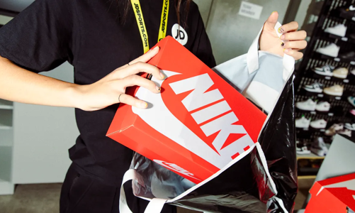 Dù có giày cháy hàng, Nike chưa thể “vượt khó”