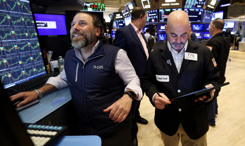 S&P 500 tăng một hơi 5 phiên, giá dầu quay đầu giảm