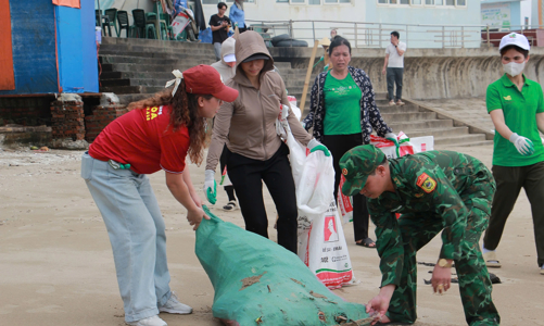 [Phóng sự ảnh]: Chung tay làm sạch môi trường biển Hải Tiến