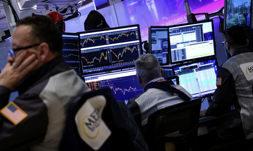 Chứng khoán Mỹ tụt điểm vì tuyên bố thuế quan mới của ông Trump, giá dầu tăng nhẹ