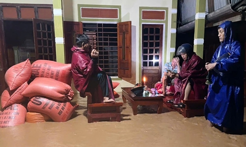 Mưa lớn gây ngập sâu nhiều khu vực tại Hà Tĩnh, sơ tán dân và tài sản trong đêm