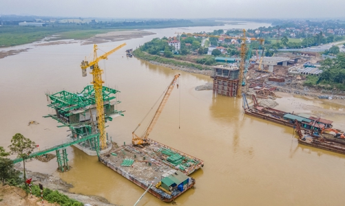 Vượt khó khăn, thắng gian nan đưa cầu Phong Châu sớm về đích