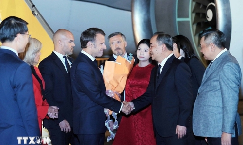 Tổng thống Pháp Emmanuel Macron đến Hà Nội, bắt đầu thăm cấp Nhà nước tới Việt Nam