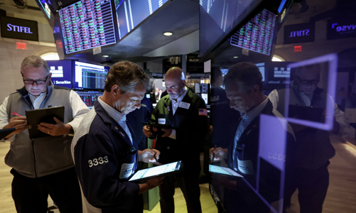 Chứng khoán Mỹ tăng điểm mạnh nhờ ông Trump hoãn đánh thuế châu Âu, giá dầu giảm trước cuộc họp OPEC