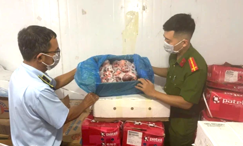 Phát hiện gần 4 tấn thực phẩm đông lạnh không rõ nguồn gốc tại một công ty ở Đồng Hới, Quảng Bình 