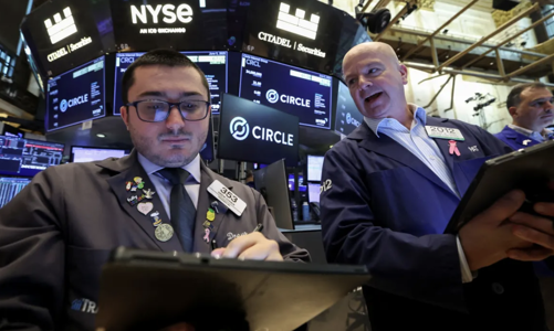 Cổ phiếu Tesla kéo tụt chứng khoán Mỹ, giá dầu tăng sau điện đàm Mỹ - Trung