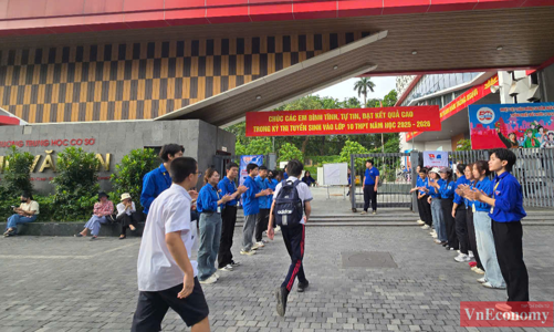 [Phóng sự ảnh] Học sinh Hà Nội bắt đầu chinh phục kỳ thi vào lớp 10