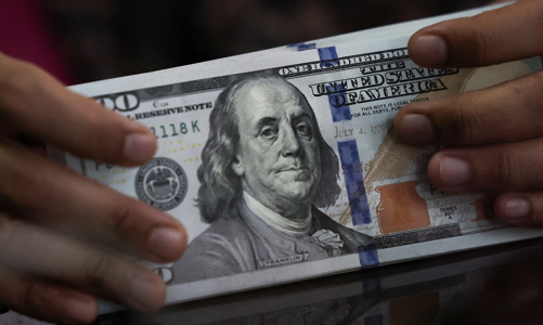 Mối lo thuế quan khiến đồng USD rớt giá xuống đáy 3 năm