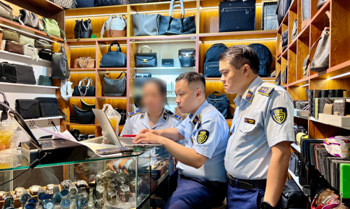 Thu giữ gần 400 sản phẩm giả mạo nhãn hiệu nổi tiếng tại Saigon Square 