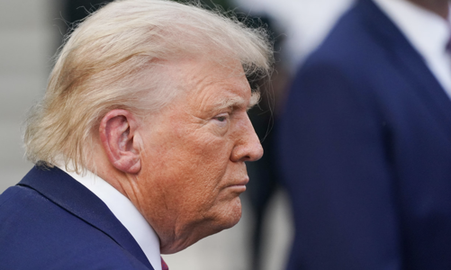 Ông Trump thu nhập 600 triệu USD từ tiền ảo, sân golf