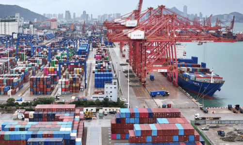 Kinh tế Trung Quốc: Tiêu dùng khởi sắc, sản xuất giảm tốc