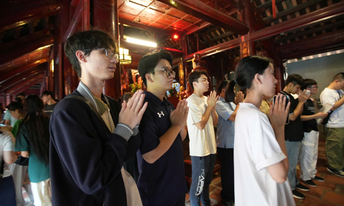 Sĩ tử đổ về Văn Miếu – Quốc Tử Giám trước kỳ thi “vượt vũ môn”