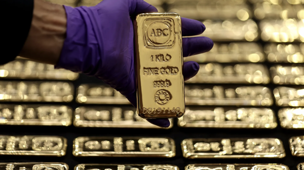 Giá vàng giằng co, “cá mập” SPDR Gold Trust xả hàng mạnh