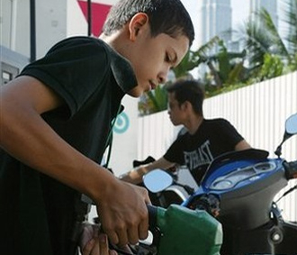 Malaysia tuyên bố thả nổi giá xăng dầu