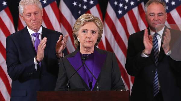 Vì sao nhà Clinton mặc màu tím khi thừa nhận thất bại?