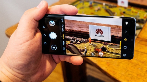 Hai công ty Nhật tuyên bố ngừng cung cấp cho Huawei
