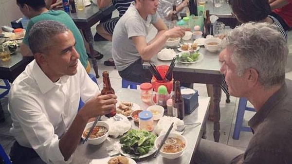 Ngày đầu bận rộn của ông Obama tại Việt Nam