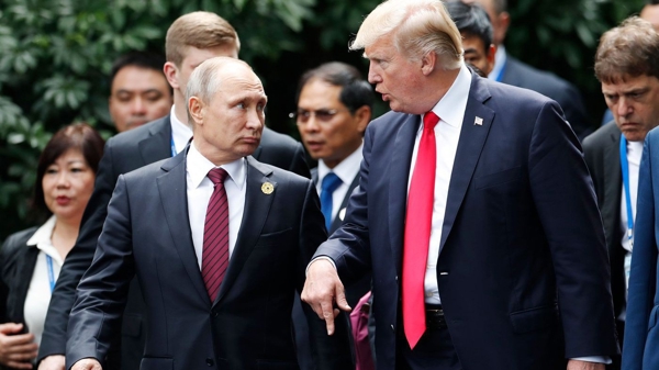 Ông Trump và ông Putin trò chuyện khi chụp ảnh lưu niệm ở Đà Nẵng