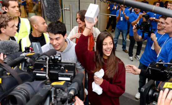 Giới hâm mộ cuồng nhiệt trong ngày iPhone 5 “lên kệ”