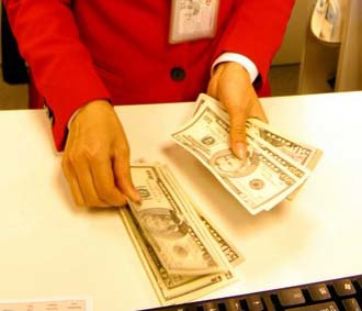 Bốn nguyên nhân làm “đô” tăng giá