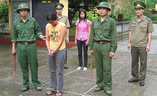 Mua bán người: “Vận chuyển” có phải tội danh?