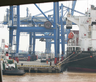 Hãng tàu đẩy áp lực USD cho khách