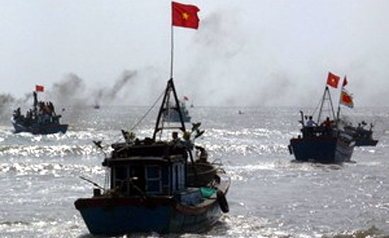Phản đối tàu quân sự Trung Quốc uy hiếp tàu cá Việt Nam