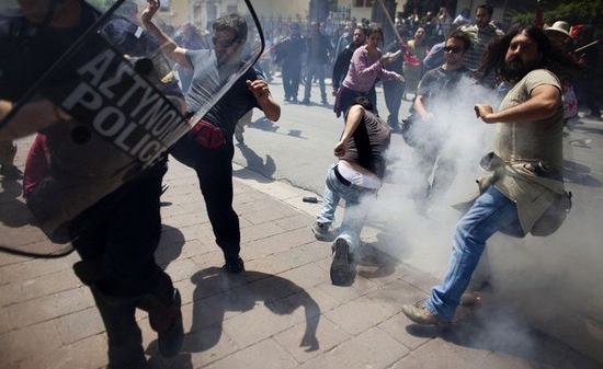 Hy Lạp ngập sâu trong căng thẳng và bạo lực