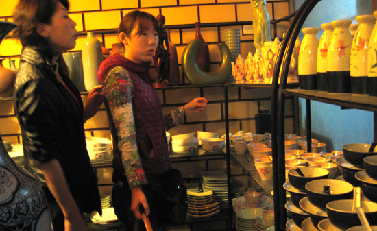 Làng nghề sau cơn suy thoái: Trường hợp Bát Tràng