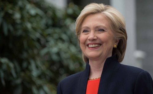 Chứng khoán Mỹ tăng vọt nhờ tin bà Clinton thoát bê bối