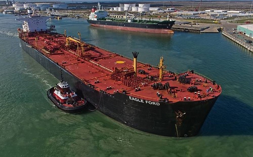 Giá dầu thế giới tăng 40% một tháng