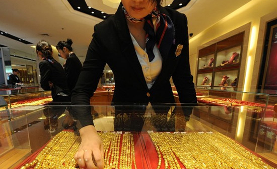 Giá vàng giảm mạnh vì tin xấu từ Hy Lạp