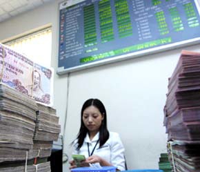 Ngân hàng ngoại: Làn sóng trước “giờ G”