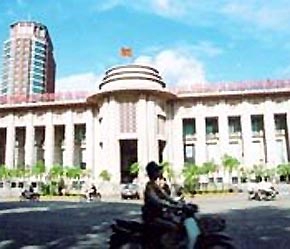 Xếp hàng chờ xin lập ngân hàng mới