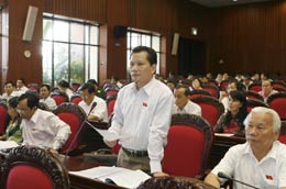 Giảm chi cho tập đoàn, tăng chi cho hải đảo