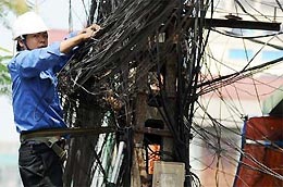 “Bùng nhùng” cột điện và “dùng dằng” trách nhiệm