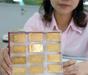 Chạy tránh “cơn bão” vàng