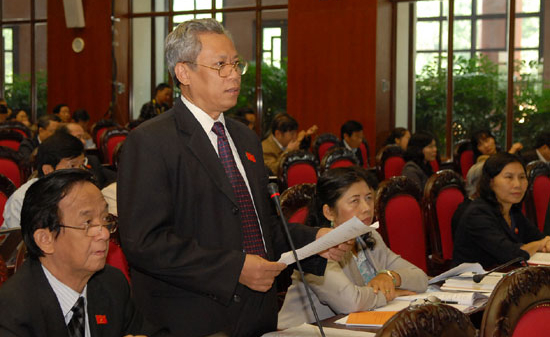 Ủy ban Chứng khoán cần được trao thêm quyền?