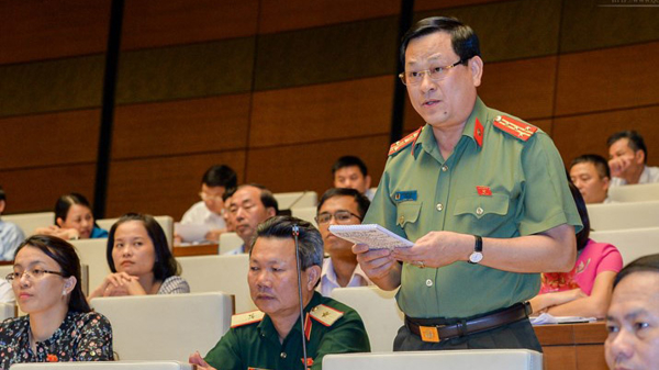 Đại biểu đầu tiên giơ biển tranh luận với bộ trưởng