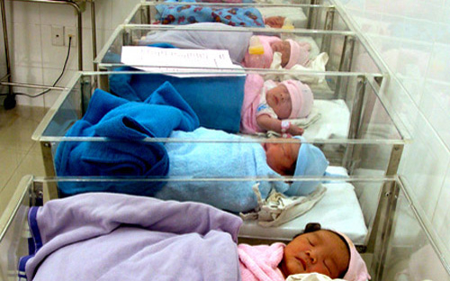 Vợ sinh đôi, chồng được nghỉ làm 10 ngày