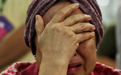 Thân nhân hành khách MH17 đón tin dữ