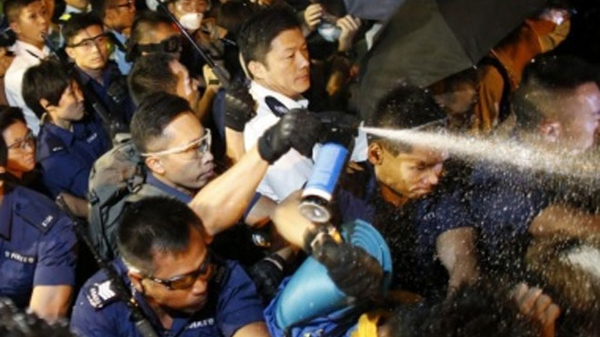 Người biểu tình Hồng Kông đụng độ cảnh sát