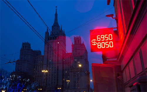 Nga bất ngờ hạ lãi suất, Rúp lại mất giá mạnh